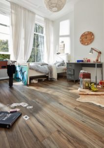 Hermoso suelo laminado que imita la madera cruda