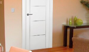 una puerta lacada