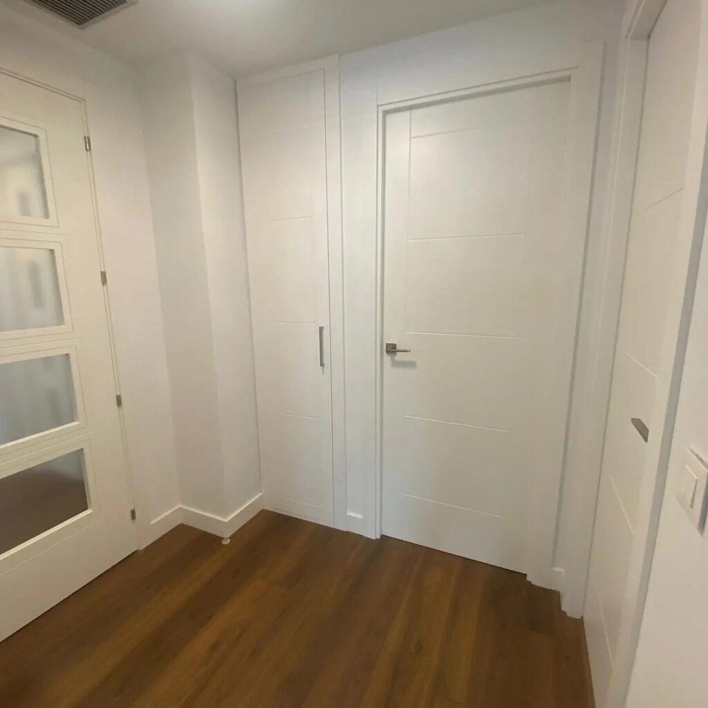 proyecto instalación puerta lacada blanco
