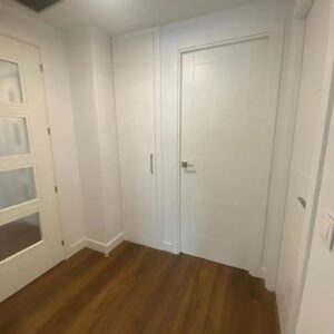 proyecto instalación puerta lacada blanco
