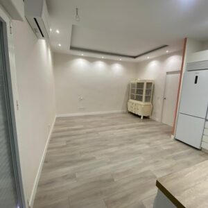 Tarima laminada gris claro.