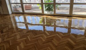 como-reparar-parquet-dañado